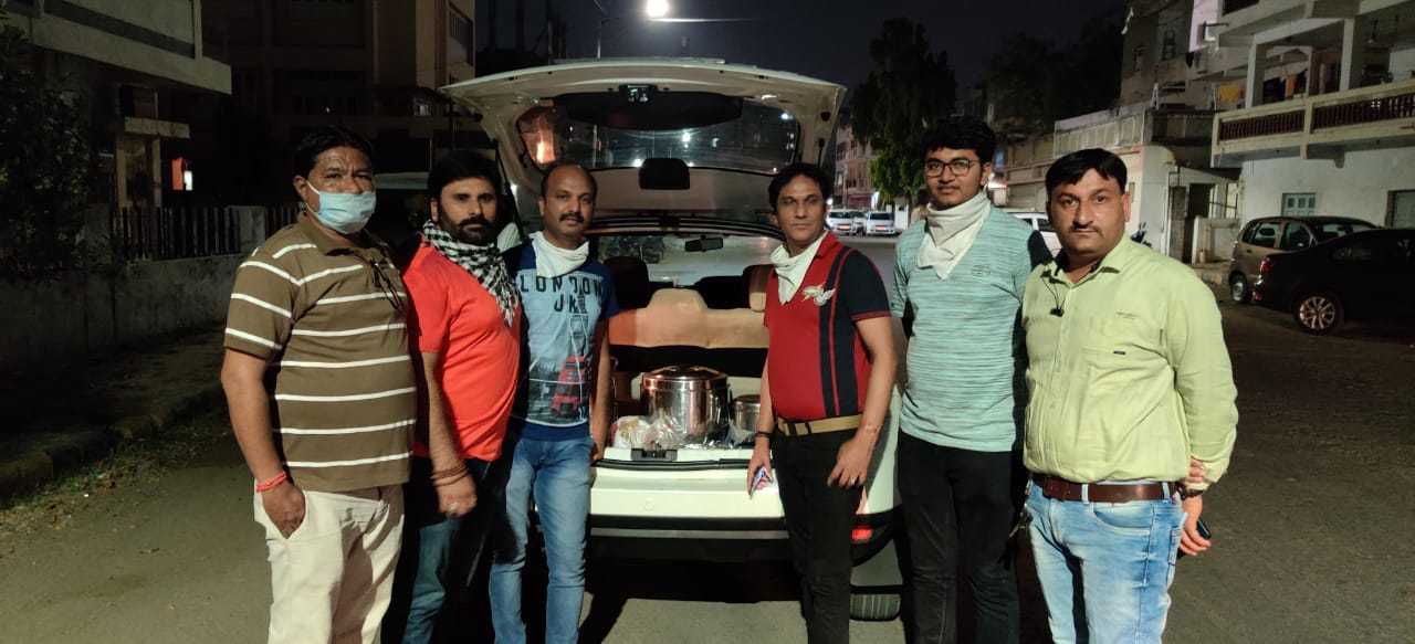 અમદાવાદ માં કોરોના લોકડાઉન માં ભૂખ્યા ને ભોજન આપી રહી છે , નરેન્દ્ર મોદી વિચાર મંચ ટીમ ! 4 15