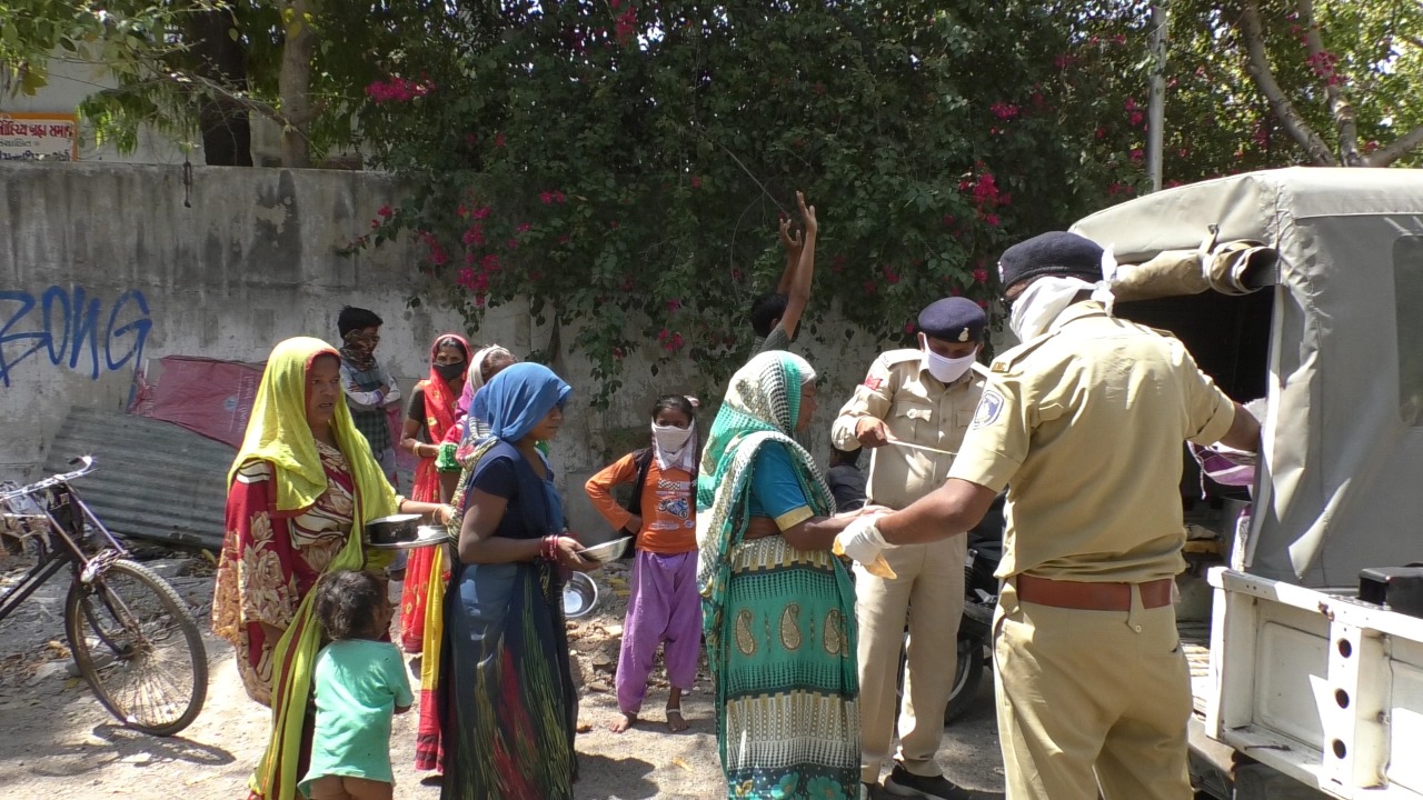 AHMEDABAD: પાલડી પોલીસની માનવતા, ડ્યુટી સાથે સેવાકાર્ય ને આપે છે પ્રાધાન્ય ! 7 19 Satya Day