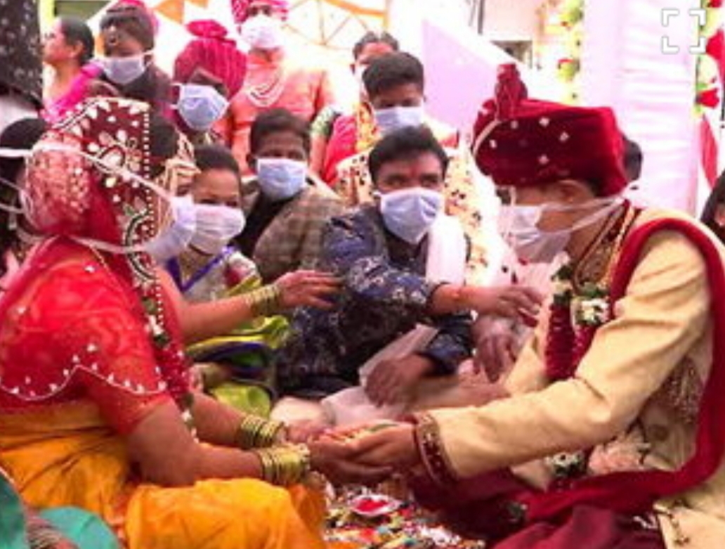 વડોદરા માં લગ્ન માં પણ કોરોના ઇફેક્ટ : માસ્ક પહેરી દંપતી એ પ્રભુતા માં પગલાં માંડ્યા ! WhatsApp Image 2020 03 19 at 7.39.29 PM