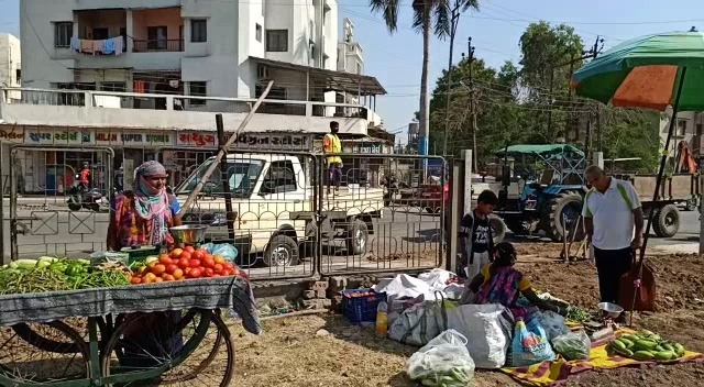 સત્યડેના અહેવાલો ની અસર : વલસાડમાં ફેરિયાઓ માટે એકજ જગ્યાની કરાઈ વ્યવસ્થા ! 3 3