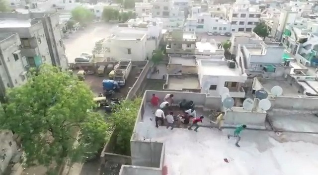AHMEDABAD: ઓઢવમાં ધાબા ઉપર જુગાર રમતા જુગારીઓ ડ્રોનમાં કેપ્ચર થયા, જુઓ વીડિઓ 6 5