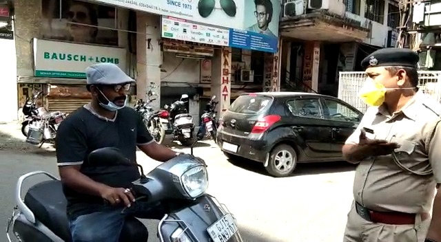 VALSAD: શહીદ ચોકમાં સોશીયલ ડિસ્ટનિંગ નો ભંગ, ભીડના દ્રશ્યો સર્જાયા 7 5