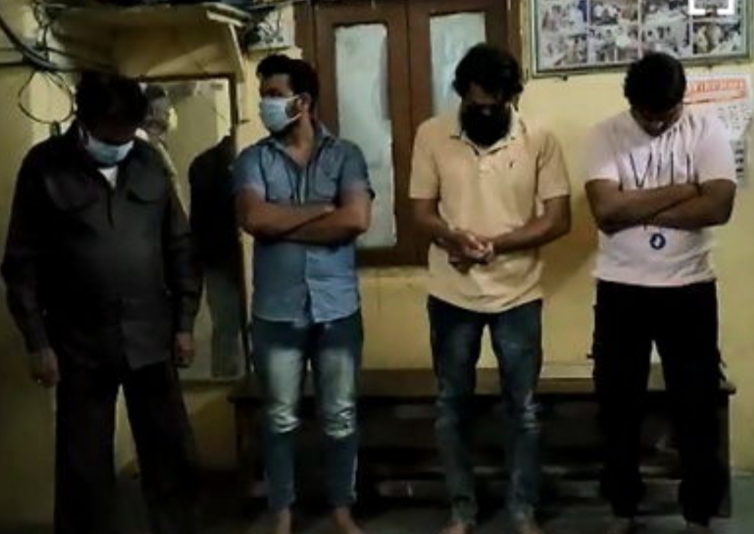 વડોદરા માં પત્રકારો ‘તોડ’ કરવા જતાં ભેરવાયા, પોલીસે કર્યા જેલભેગા એક ભાગી છૂટ્યો ! WhatsApp Image 2020 04 12 at 12.19.21 AM