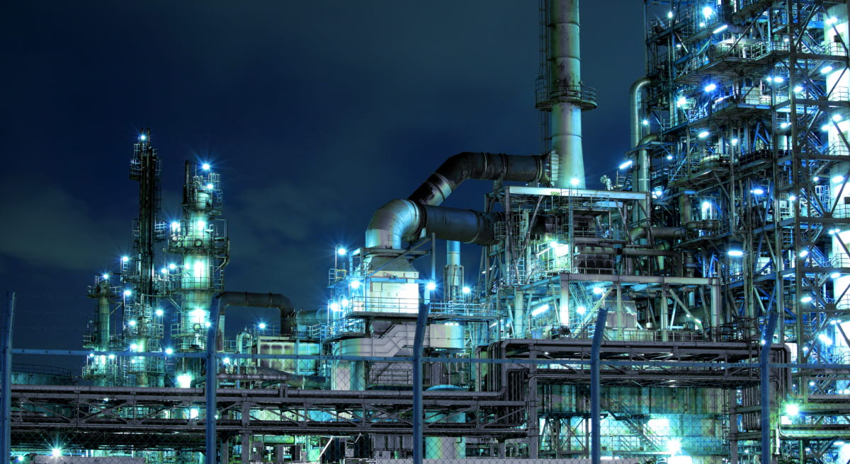 7952290 petrochemical plant at night