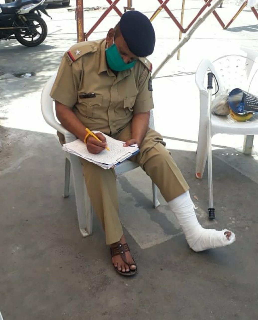 વડોદરા માં ‘ખાખી ‘એ એવું કર્યું કામ કે લોકો એ કહ્યું ‘સેલ્યુટ’ સર !!! WhatsApp Image 2020 05 03 at 7.05.28 AM