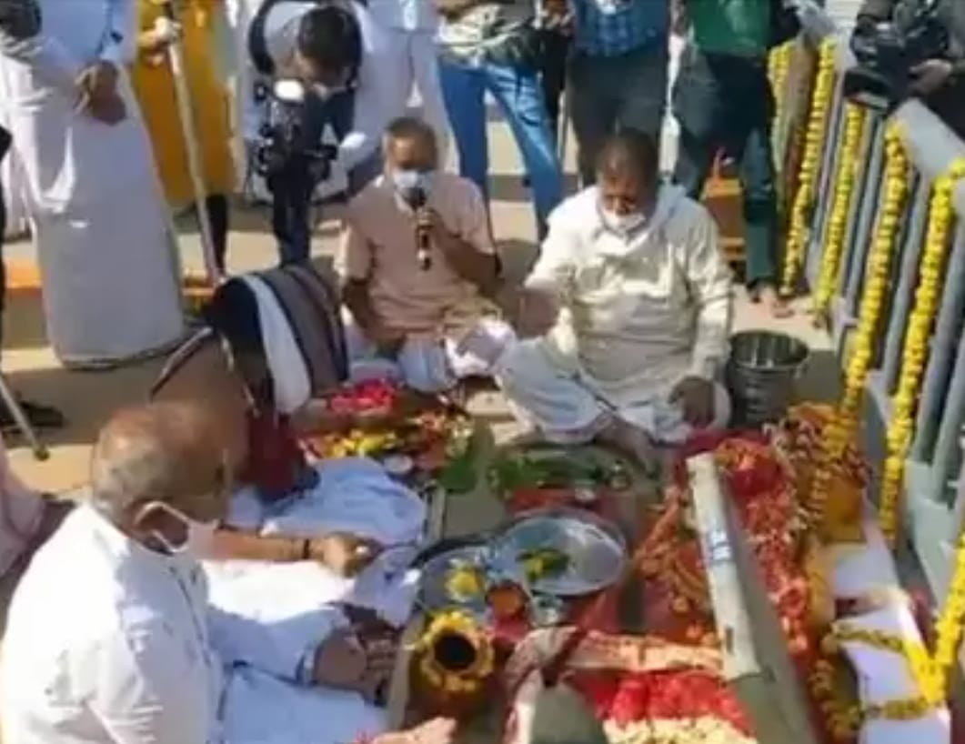 કોરોનાના પ્રકોપ વચ્ચે જગન્નાથ મંદિરથી નીકળી જળયાત્રા, નીતિન પટેલ પણ જોડાયા WhatsApp Image 2020 06 05 at 16.48.05