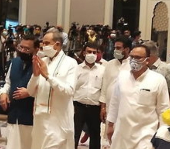 રાજસ્થાન ના મુખ્યમંત્રી ગેહલોતે કહ્યું PM મોદી અને ગૃહમંત્રી જાણી જોઇને રાજ્યસભાની ચુંટણીઓ લંબાવી રહ્યા છે ,તેઓ એ લોકશાહી ની હત્યા કરી છે !! WhatsApp Image 2020 06 12 at 4.14.16 AM