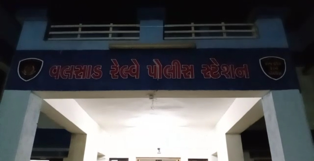 વલસાડ ના રેલવે પોલીસ ને કેમ લાગ્યો કોરોના નો ભય,જાણો શુ હતી હકીકત Whatsapp Image 2020 07 09 At 12.44.18 Am Satya Day