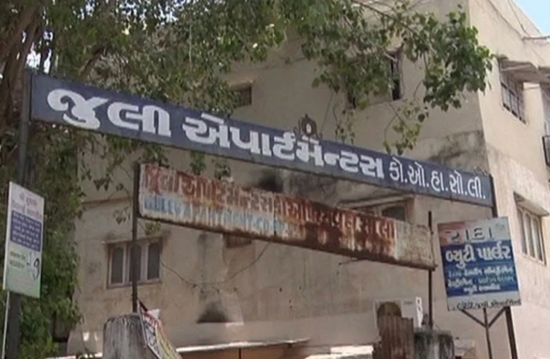 લોકડાઉન બાદ કોરોના નો બૉમ્બ ફાટ્યો અમદાવાદમાં એકજ સોસાયટી માં 22 ને કોરોના અને બીજા કિસ્સામાં એકજ પરિવાર માં10 સભ્યો કોરોના થી સંક્રમિત Whatsapp Image 2020 07 09 At 7.03.54 Am Satya Day
