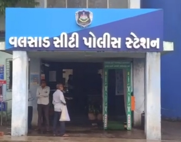 વલસાડ સિટી પોલીસ મથક માં આરોપી કોરોના પોઝીટીવ આવતા દોડધામ Whatsapp Image 2020 07 12 At 1.56.18 Am Satya Day