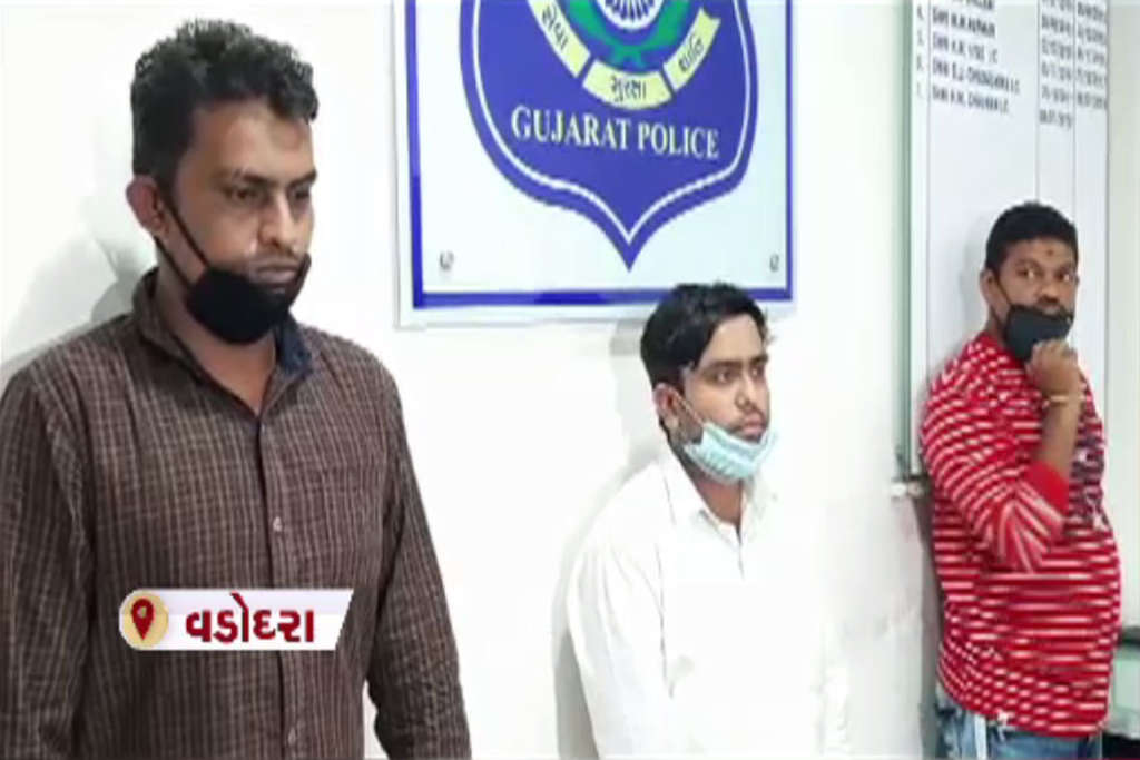VADODARA: SOG એ રેલવે ભરતી કૌભાંડ ઝડપી પાડ્યું, પોલીસે દરોડા પાડી 3 ઈસમોને ઝડપી પાડ્યા 13 16 Satya Day