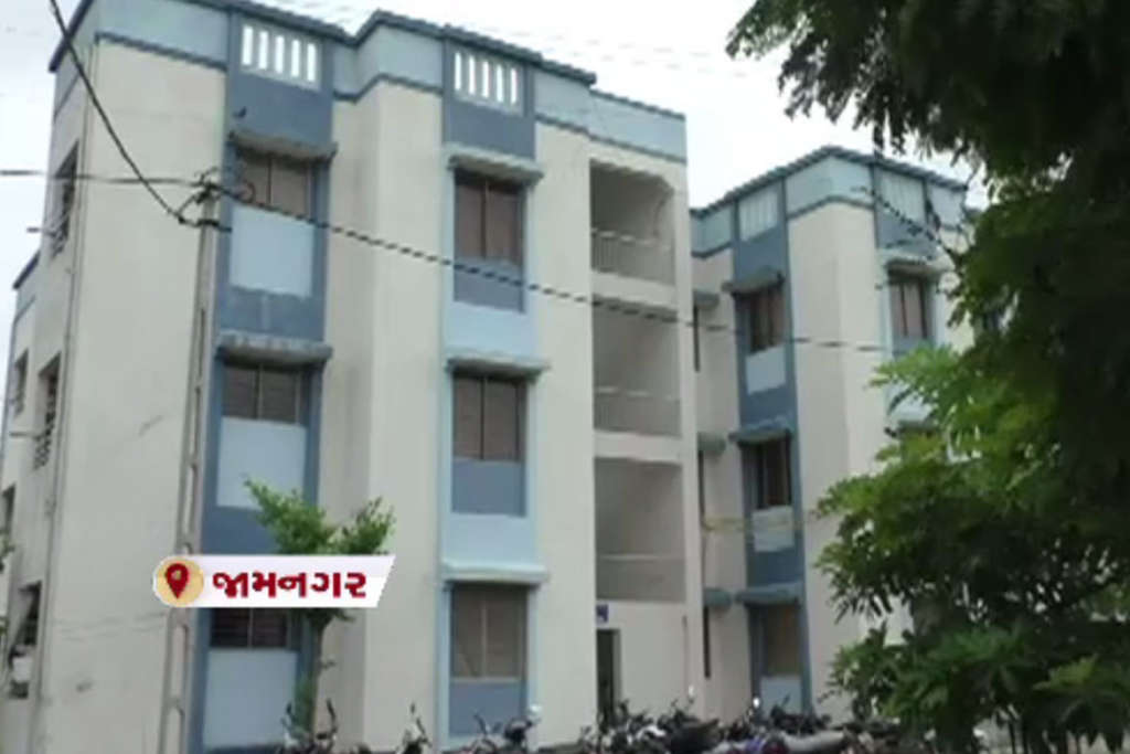 JAMNAGAR: 6 માસના પુત્રને નોધારો છોડી પોલીસ કોન્સ્ટેબલે પત્ની સાથે કર્યો સામૂહિક આપઘાત 16 7
