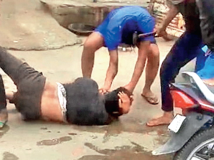 VIRAL: ગૌરક્ષાના નામે ફરી બર્બરતા, યુવકને હથોડા-દંડાથી માર્યો 2 1 Satya Day