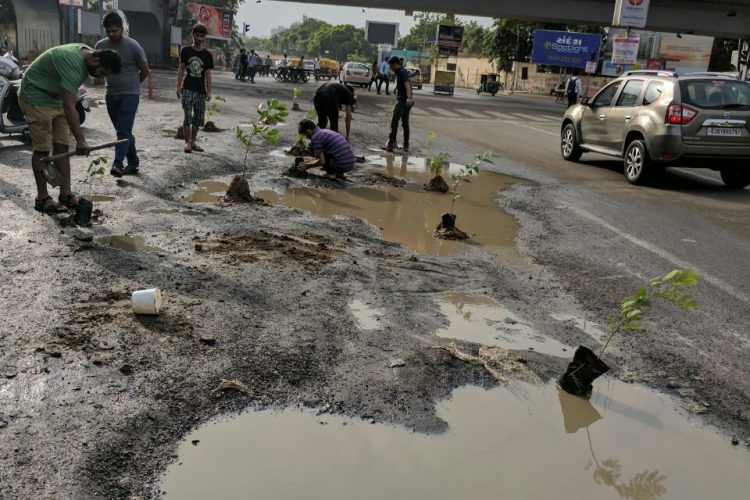 AHMEDABAD: કોર્પોરેશને રિસરફેસિંગના નામે રસ્તા પર થીગડા મારવાનું શરૂ કર્યુ, કરોડો રૂપિયાના રસ્તાઓનું થયું ધોવાણ 8 19 Satya Day