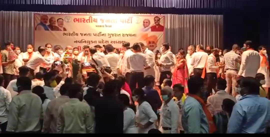 પ્રજા ને કોરોના ના નામે “કમરતોડ” દંડ ફટકારતી પોલીસ નિયમો તોડનાર ભાજપ ના ટોળાઓ સામે ઢીલીઢફ બની ગઈ !! Whatsapp Image 2020 08 12 At 2.39.29 Am Satya Day