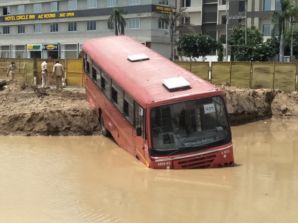 AHMEDABAD : AMTS બસ ગઈ ખાડે, મુસાફરોના જીવ પડીકે બંધાયા Whatsapp Image 2020 08 27 At 13.30.15 Satya Day