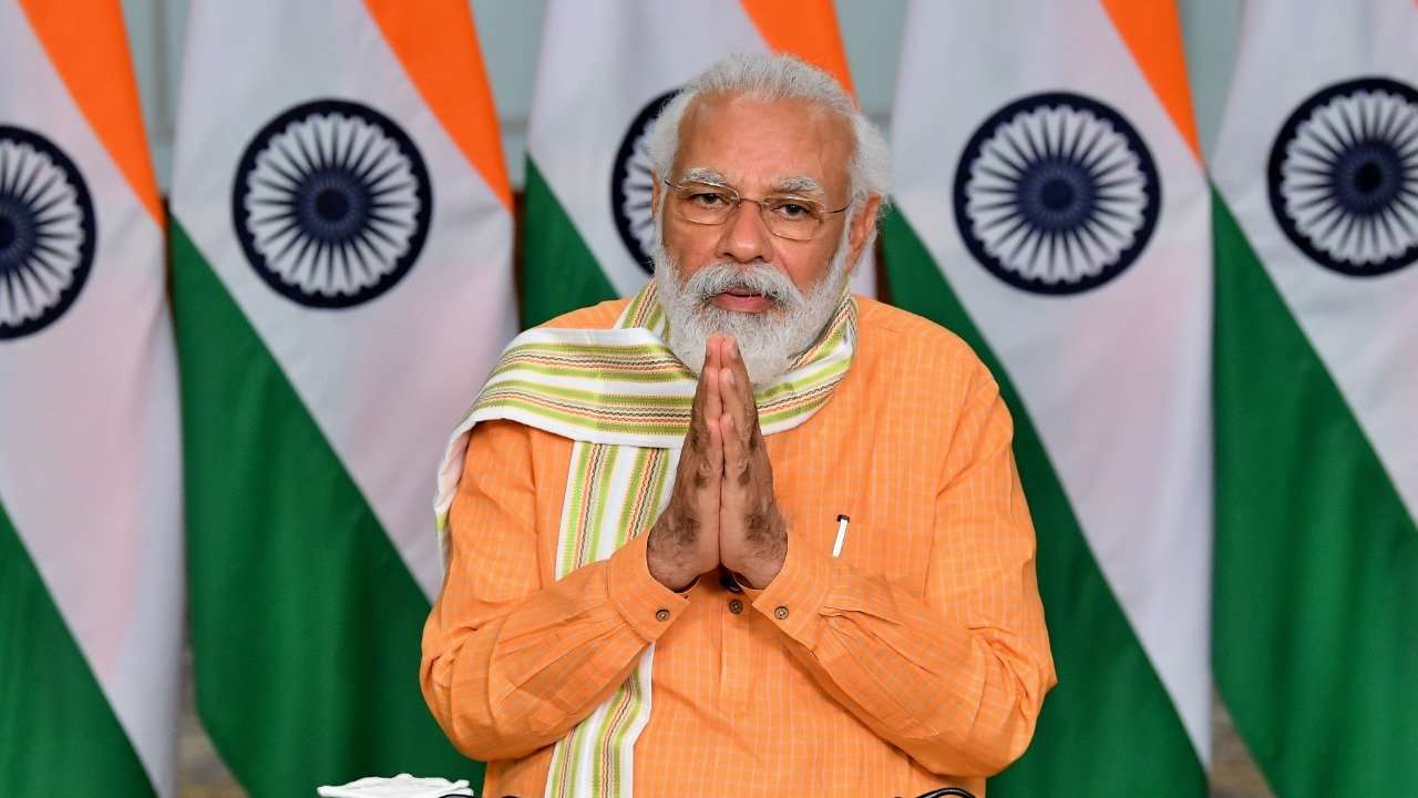 SURAT: 71 ફુટ લાંબી કેક કાપી PM MODI ના જન્મદિવસની કરાઈ ઉજવણી 12 12 Satya Day