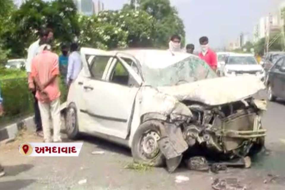 AHMEDABAD: SG હાઈવે પર સર્જાયા ફિલ્મો દ્રશ્યો, પૂર ઝડપે આવતી કારે એક્ટિવા ચાલકને અડફેટે લીધો 17 10 Satya Day