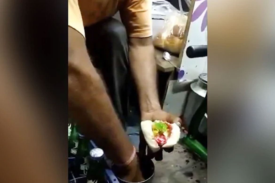 GUJARAT: વડાપાવની જગ્યાએ બનાવ્યું આઈસક્રીમ પાવ, વાઈરલ થઈ રહ્યો છે વીડિયો 4Db331C2 Ea68 4F38 Aad6 0Bf78Ee63881 Satya Day