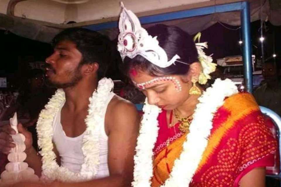LOVE: પિયરમાં ગયેલી પત્નીને ઘરવાળાએ રોકી રાખતા સાસરીમાં જઈ ઘર બહાર ધરણા પર બેસી ગયો પતિ 6 20 Satya Day