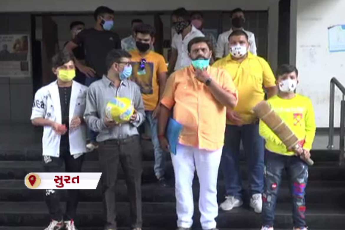 SURAT: ગામના લોકો પોતાના બાળકો સાથે હાથમાં બોલ-બેટ અને ફૂટબોલ લઈ જિલ્લા કલેકટર કચેરીએ પહોંચ્યા, જાણો શું છે મામલો E43A9A44 B41E 4Bb1 87De 686Ea2Dddc34 Satya Day