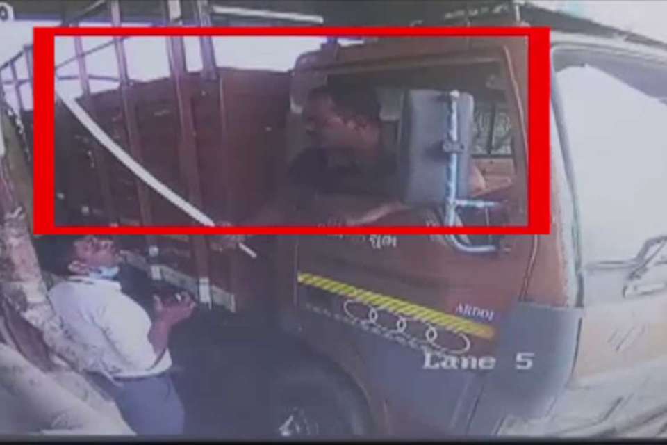 VIRAL VIDEO: ટોલબુથ પર ટોલ ટેક્સ માગતા ડ્રાઈવરે ટોલ કર્મીને તલવાર દેખાડી આપી ધમકી ! 9 Satya Day
