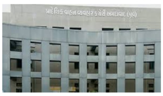 અમદાવાદ RTO માં ઓચિંતી રેડ પડતા એજન્ટો માં મચી ભાગદોડ,પહેલા માળે થી કુદવા જતા એક એજન્ટ ને પગે ફેક્ચર ! Whatsapp Image 2020 10 17 At 7.55.06 Am Satya Day
