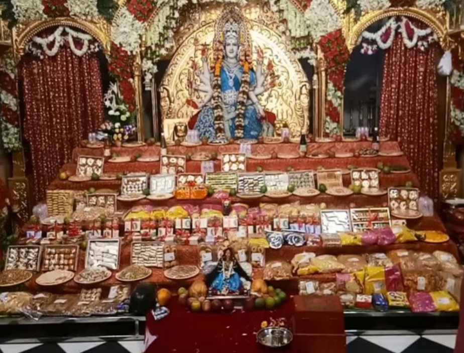 સુરત માં પ્રથમવાર નવરાત્રિમાં અંબિકાનિકેતન મંદિર બંધ :આજે આઠમે 56 ભોગ અને યજ્ઞ ના ભક્તોએ કર્યા ઓનલાઈન દર્શન Whatsapp Image 2020 10 24 At 1.37.05 Pm 1 Satya Day