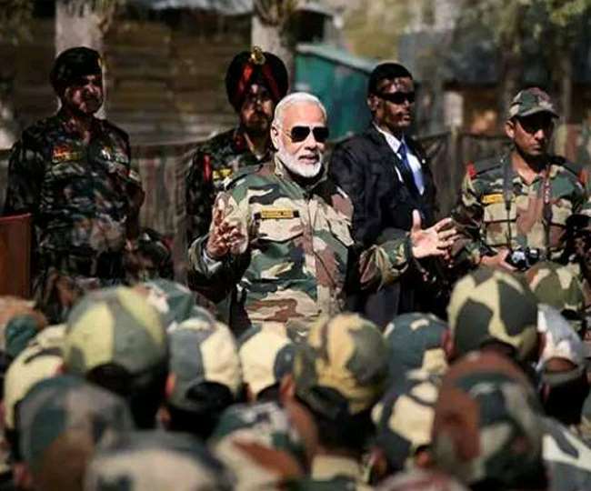 જેસલમેરમાં જવાનો સાથે પીએમ મોદીની દિવાળી, આર્મી ચીફ એમ.M નરવાને પણ હાજર 14 11 2020 modi diwali 21061743 95533252