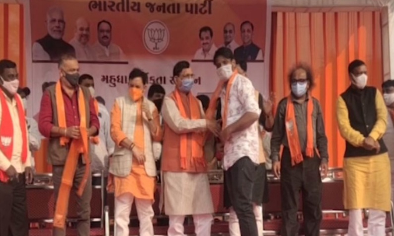 ચુંટણીઓ અગાઉ પક્ષ પલટા ની મૌસમ ખીલી, કોંગ્રેસ ના ગઢ મહુધા માંથી 100 કોંગીજનો ભાજપ માં જોડાયા 20210103 092523