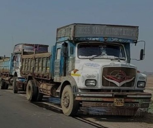 વલસાડ પંથક માં ધોલાઈ બંદર ઉપર રેતી માફિયાઓ નો કબ્જો ! ખાણ ખનીજ વિભાગ ઘોર નિંદ્રામાં પણ પોલીસ વિભાગ જાગ્યો ; 50 ડમ્પર કર્યા ડિટેઇન 20210120 083525 Satya Day