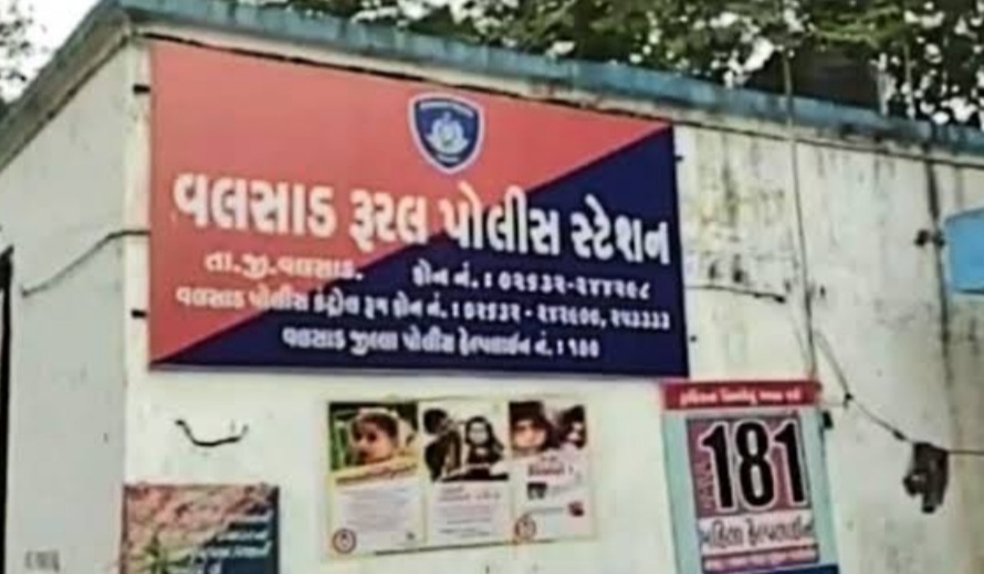 વલસાડ ના રાજપુરોહિત ઢાબા ઉપર ચાલતો હતો પેટ્રોલચોરી નો ખેલ ; 4 ઈસમો રંગેહાથ ઝડપાયા 20210120 124331 Satya Day