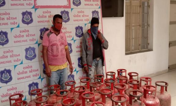 AHMEDABAD : અમદાવાદ શહેરના અલગ અલગ વિસ્તારમા ગૅસ ના બાટલા ચોરતી ગેગ ઝડપાઇ Whatsapp Image 2021 01 26 At 13.09.12 Satya Day