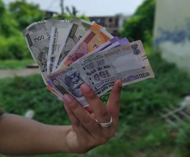 10 02 2021 Rupee In Hand 21354603 Satya Day