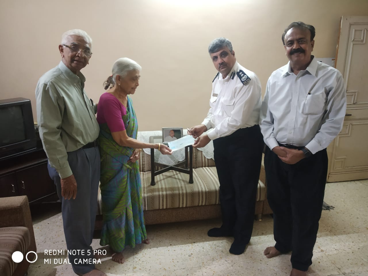 82 વર્ષની ઉંમરે સ્વર્ગસ્થ પતિની સ્મૃતિમાં ફાયરના જવાનોને 1 લાખ 11 હજાર 111નું દાન કરી ઉમદા મિસાલ કાયમ કરતા અમદાવાદના ઉષાબહેન રાજેન્દ્ર મહેતા. Whatsapp Image 2021 02 26 At 22.21.22 Satya Day