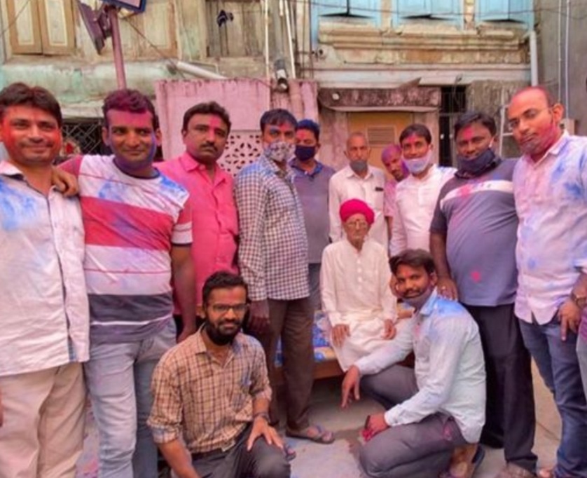 અમદાવાદ માં ધુળેટી પર્વ ઉપર તિલક કરી લોકો એ હોળી મનાવી,તંત્ર કડક બનતા ઉજવણી નો ફિક્કો માહોલ 20210329 122713 Satya Day