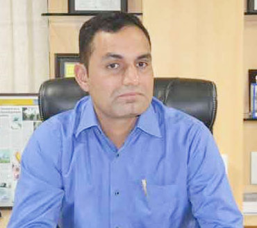 AHMEDABAD : પૂર્વ મ્યુનિસિપલ કમિશ્નર વિજય નહેરાનો એક વિવાદ આવ્યો સામે ! નવા કમિશ્નર મુકેશ કુમાર માટે 10 મહિનાથી બંગલો ખાલી કરતા નથી ! 47