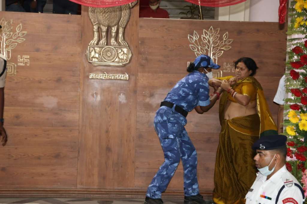 BIHAR: મહિલા ધારાસભ્યોનું ચીરહરણ અને જાહેરમાં તેમની સાડીઓ ખેંચી બ્લાઉઝમાં હાથ નખાયા BIHAR65 1024x683 1