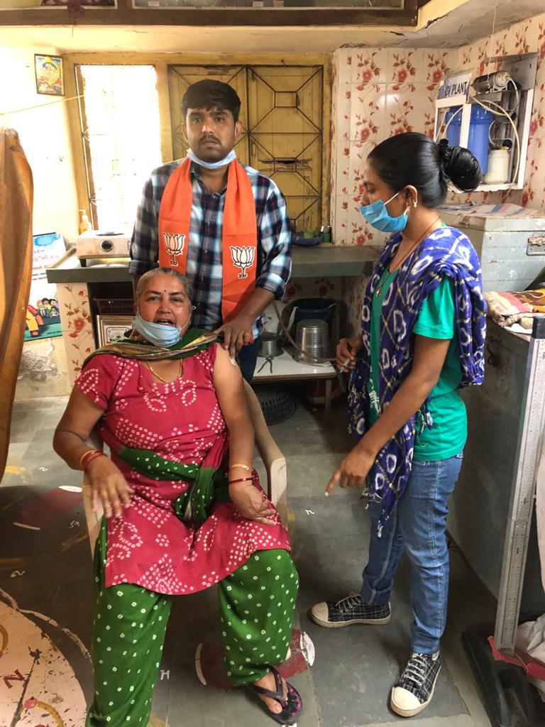જામનગર શહેરના ડેપ્યુટી મેયરે પરિવારજનોને અપાવી કોરોનાની રસી. લોકોને રસી મુકાવવા કરી અપીલ. WhatsApp Image 2021 03 22 at 10.47.45