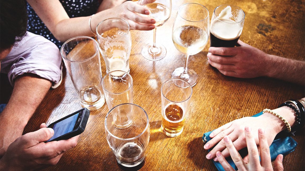 OH! Alcohol પીતા જ English કેમ બોલવા લાગે છે લોકો ? friends bar drinking table still life wine beer 1296x728 header 1296x728 1