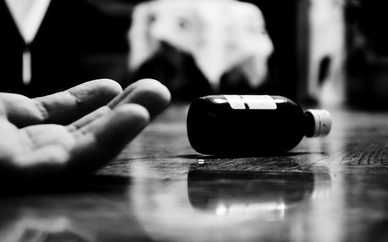 surat man hotel suicide