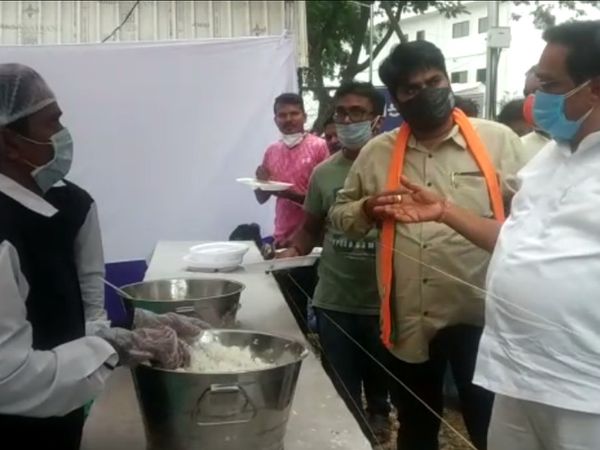 SURAT: C.R પાટીલે મુલાકાત લઈ કહ્યું, ઈન્જેક્શનની નિકાસ બંધ કરાતા ઝડપથી વધુ જથ્થો મળશે untitled 1618386551