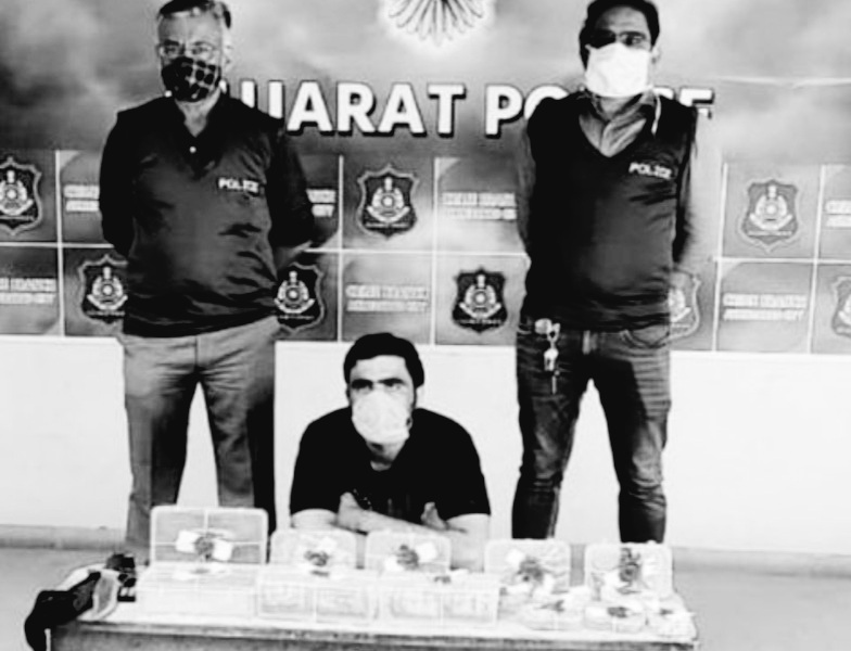 અમદાવાદ રિવરફ્રન્ટ ઉપર જીવતા બૉમ્બ લઈ ફરતા જાવેદ ઉર્ફે બાબા બ્લોચ ને પોલીસે દબોચી લીધો; ભારે સનસનાટી 20210513 134154 Satya Day