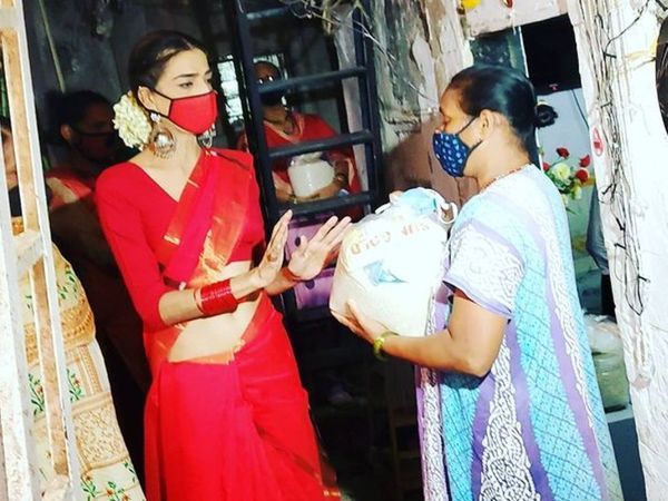 PROUD: કોરોના વચ્ચે કિન્નર જરૂરીયાતમંદોને રાશન, માસ્ક અને સેનિટાઈઝર વહેચી રહ્યા છે 8 1620050279