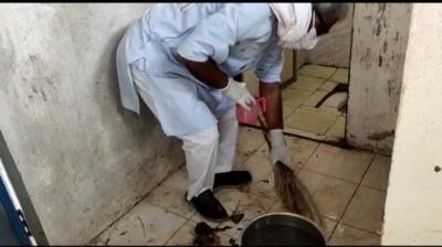 MADHYA-PRADESH: ભાજપ સાંસદે કોરોના સેન્ટરનું ટોયલેટ ગંદુ જોયું,ઘસીને સાફ કરી દીધું ! freepressjournal 2021 05 f2ecd44f 690c 4153 9d10 b8c6cf0c7b1b jm3