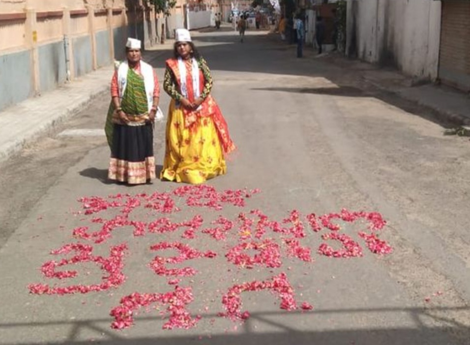 અમદાવાદ માં આપ ની મહિલા કાર્યકરો એ કેજરીવાલ ના સ્વાગત માટે ગુલાબ થી ‘સુસ્વાગતમ’ લખ્યુ ; ઉત્સાહ નો માહોલ 20210614 110416 Satya Day