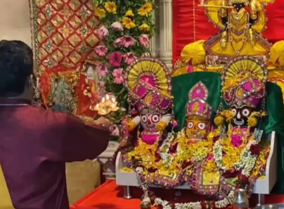 અમદાવાદ માં ભગવાન જગન્નાથજી નીજ મંદિર થી મોસાળ સરસપુર ખાતે લવાયા,સાદગી થી કરાયું સ્વાગત 20210625 075729 Satya Day