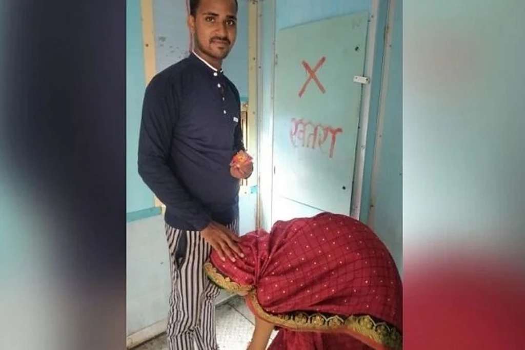 AMAZE: ચાલતી ટ્રેનમાં ટોયલેટ સામે કરી લીધા લગ્ન ! 4 8