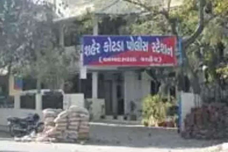 અમદાવાદ શહેરકોટડા પોલીસ સ્ટેશનની હદ વિસ્તારમાં ગુનેગારો બન્યા બેફામ ! પોલીસ ના સબ સલામતીના દાવા પોકળ ! 165 Satya Day