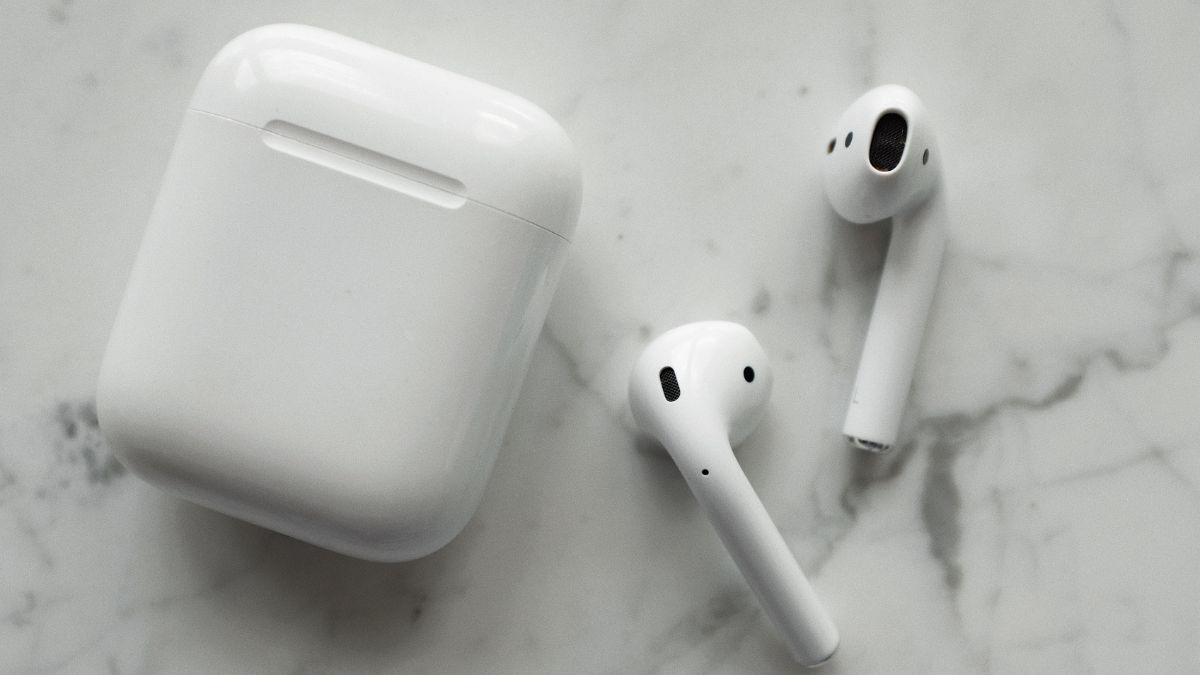 Apple Airpods Satya Day